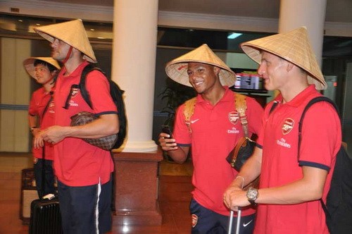 Các cầu thủ Arsenal "duyên dáng" trong những chiếc nón lá Việt Nam. (ảnh : Thanh Niên)